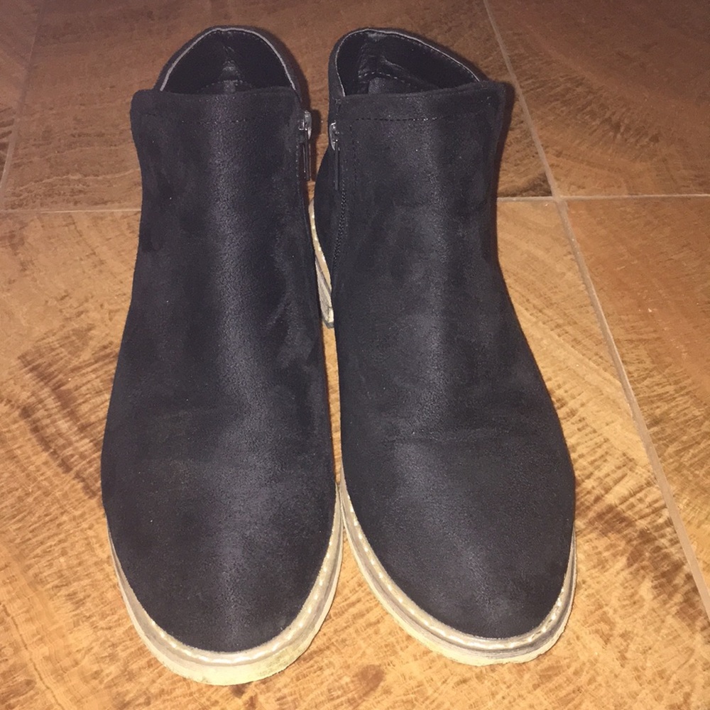 Women’s ankle booties